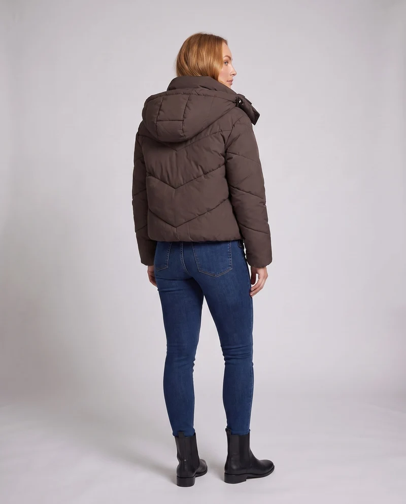 Damen cropped gesteppte Jacke mit hohem Schalkragen, asymmetrischer Zickzack-Steppung und verstellbarem Kordelzugbund.