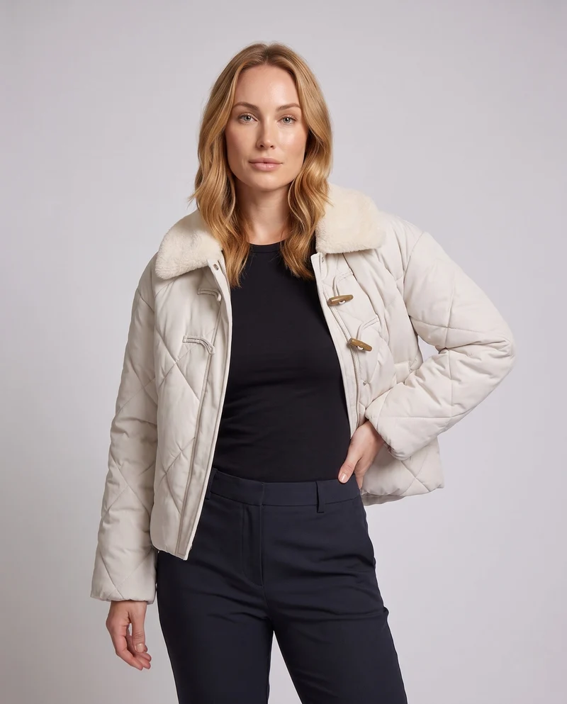 Damen kurze gesteppte Pufferjacke mit Teddykragen, Toggle und Zwei-Wege-Reißverschluss