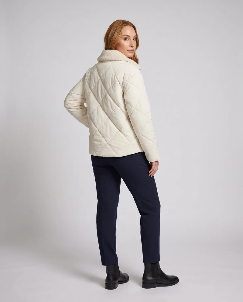 Damen kurze gesteppte Pufferjacke mit Teddykragen, Toggle und Zwei-Wege-Reißverschluss