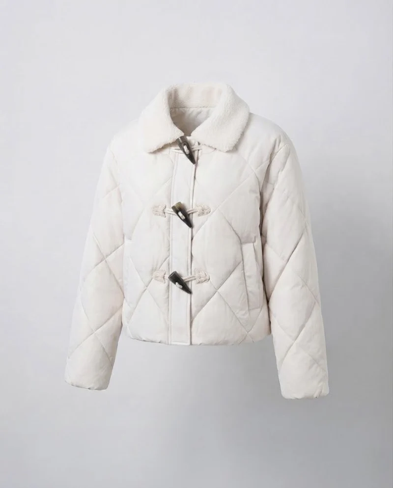Damen kurze gesteppte Pufferjacke mit Teddykragen, Toggle und Zwei-Wege-Reißverschluss