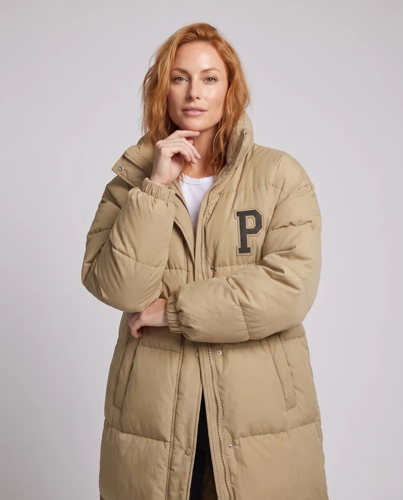 Damen längerer boxy Thermo-Puffer mit hohem Stehkragen, College-Patch und geräuschreduzierender Außenschale