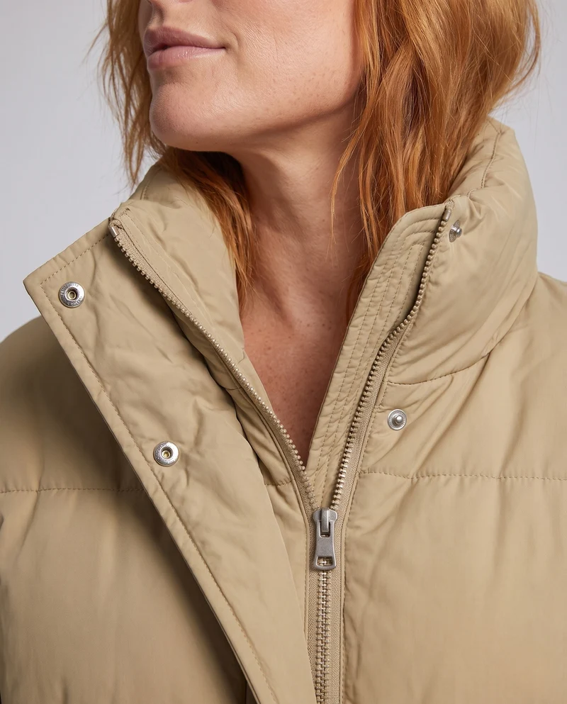 Damen längerer boxy Thermo-Puffer mit hohem Stehkragen, College-Patch und geräuschreduzierender Außenschale
