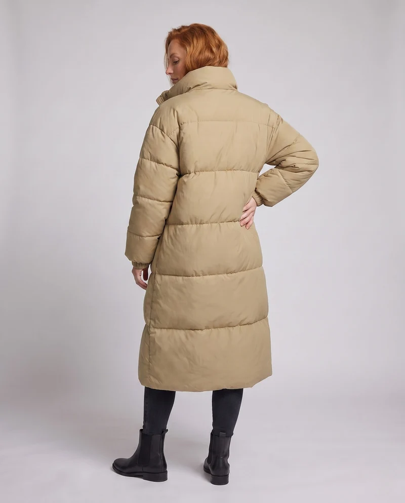 Damen längerer boxy Thermo-Puffer mit hohem Stehkragen, College-Patch und geräuschreduzierender Außenschale