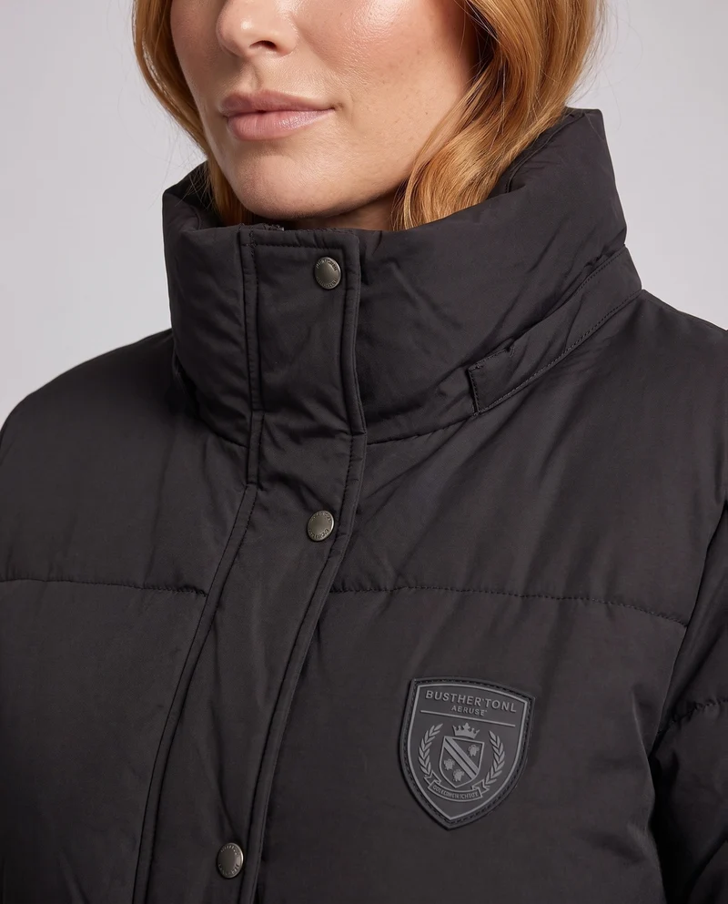 Damen langer thermoge quilteter Mantel im oversized Schnitt mit abgerundetem Saum, College-Logo und großen Klappentaschen