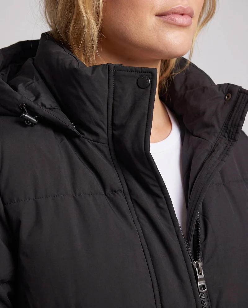 Damen längerer thermischer Puffer-Mantel mit Toggle-Button-Front, oversized boxy Schnitt und Reisepassform