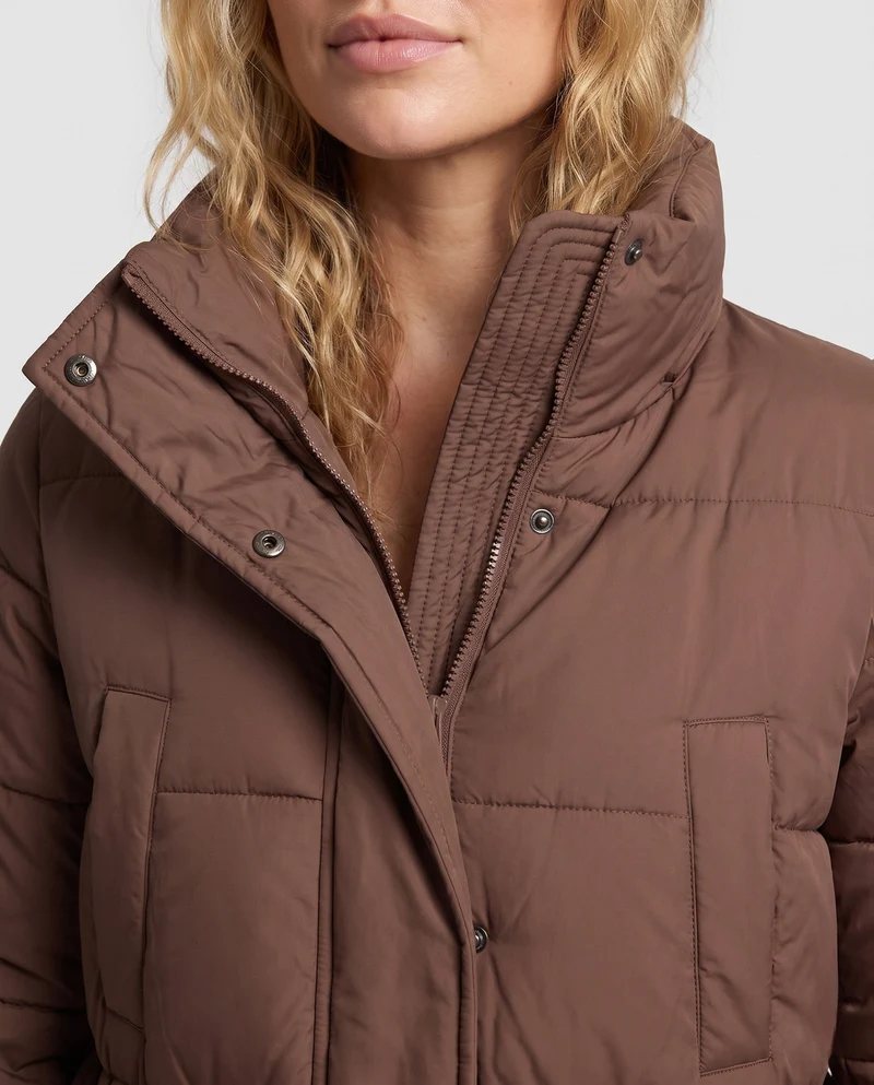 Damen längerer thermo gesteppter Mantel mit Kapuze, verstellbarem Bindegürtel und markanter quadratischer Steppung