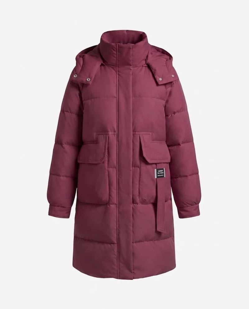 Damen längerer gepolsterter steppmantel mit hohem Stehkragen, verdeckter Knopfleiste und großen aufgesetzten Taschen.