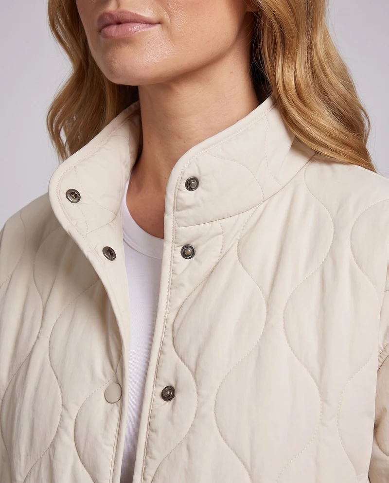 Damen Nan leichte gesteppte kurze Jacke mit organischer Wellensteppung, Teddybündchenärmeln und großen aufgesetzten Taschen