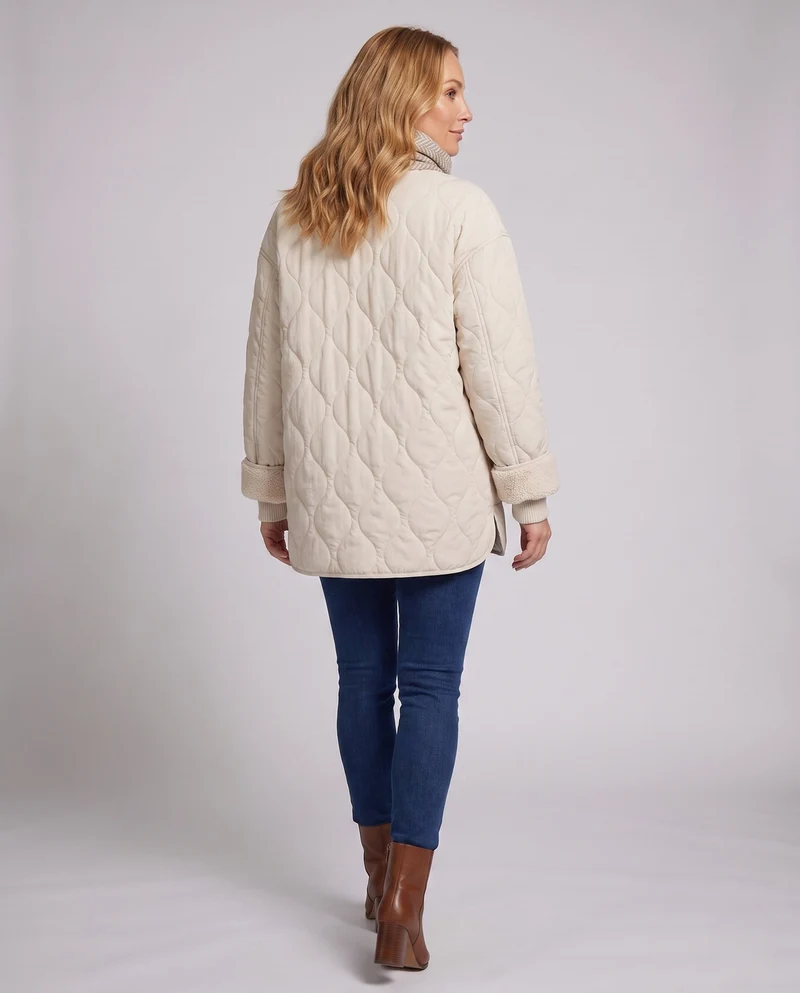 Damen Nan leichte gesteppte kurze Jacke mit organischer Wellensteppung, Teddybündchenärmeln und großen aufgesetzten Taschen