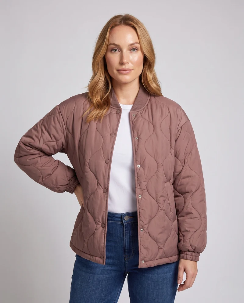Leichte gesteppte Kurzjacke für Damen mit Wolkensteppung und Druckknopfverschluss