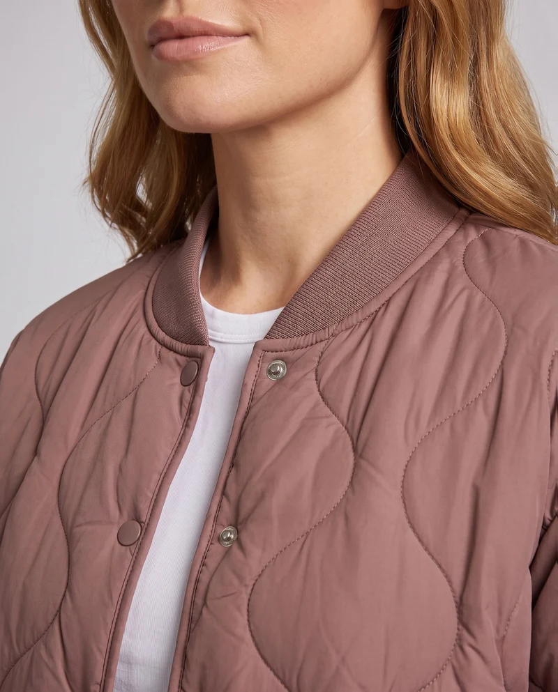 Leichte gesteppte Kurzjacke für Damen mit Wolkensteppung und Druckknopfverschluss