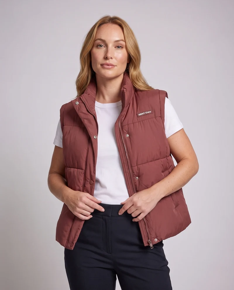 Damen leichte gesteppte Weste im boxy Schnitt mit hohem Schalkragen, verdecktem Druckknopfverschluss und praktischen Eingrifftaschen
