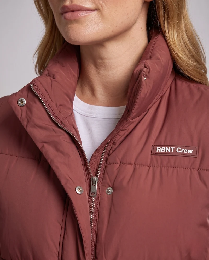 Damen leichte gesteppte Weste im boxy Schnitt mit hohem Schalkragen, verdecktem Druckknopfverschluss und praktischen Eingrifftaschen