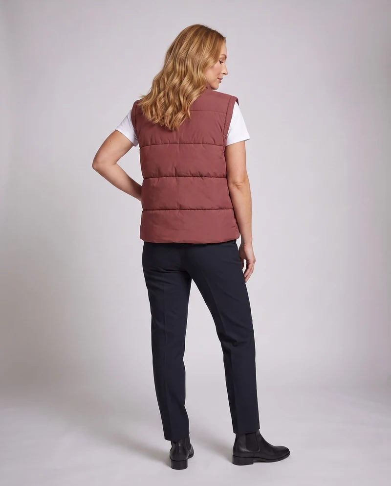 Damen leichte gesteppte Weste im boxy Schnitt mit hohem Schalkragen, verdecktem Druckknopfverschluss und praktischen Eingrifftaschen