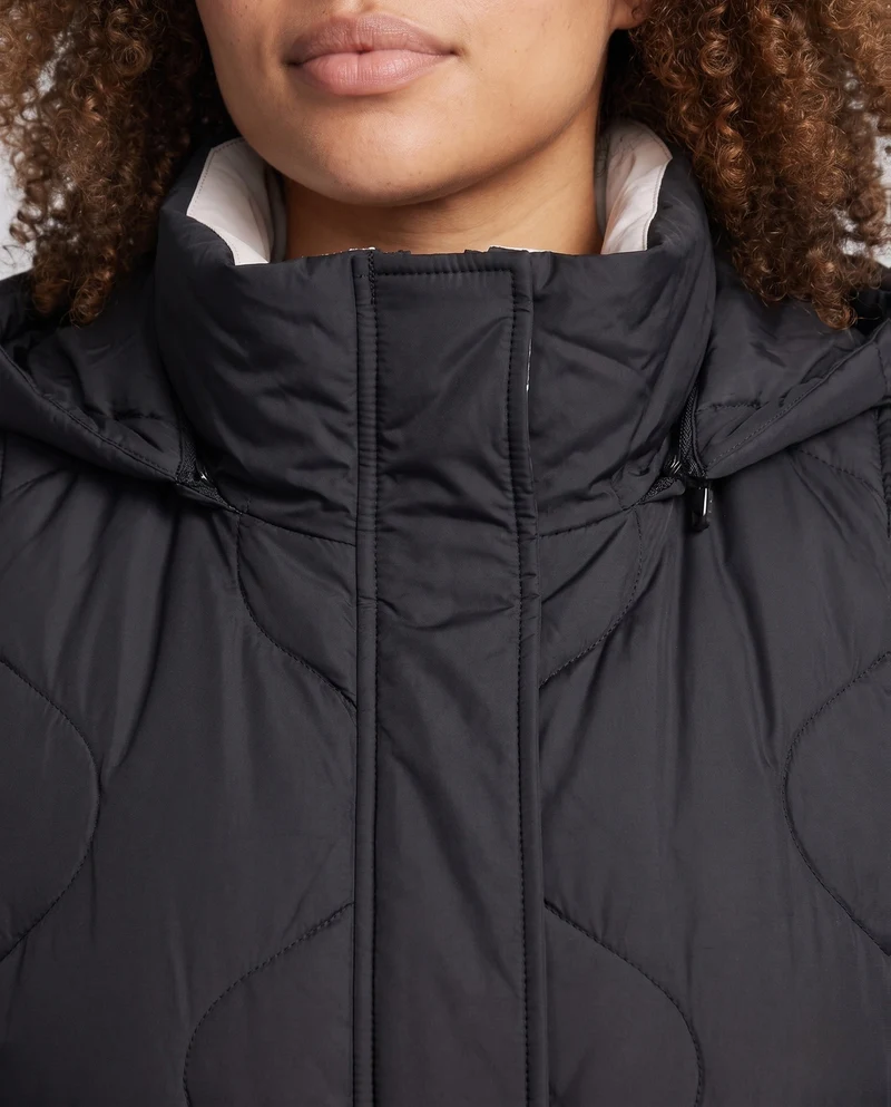 Damen leichte gepolsterte lange Weste mit ergonomischer Wellensteppung, integrierter Kapuze und verstellbarem Saum
