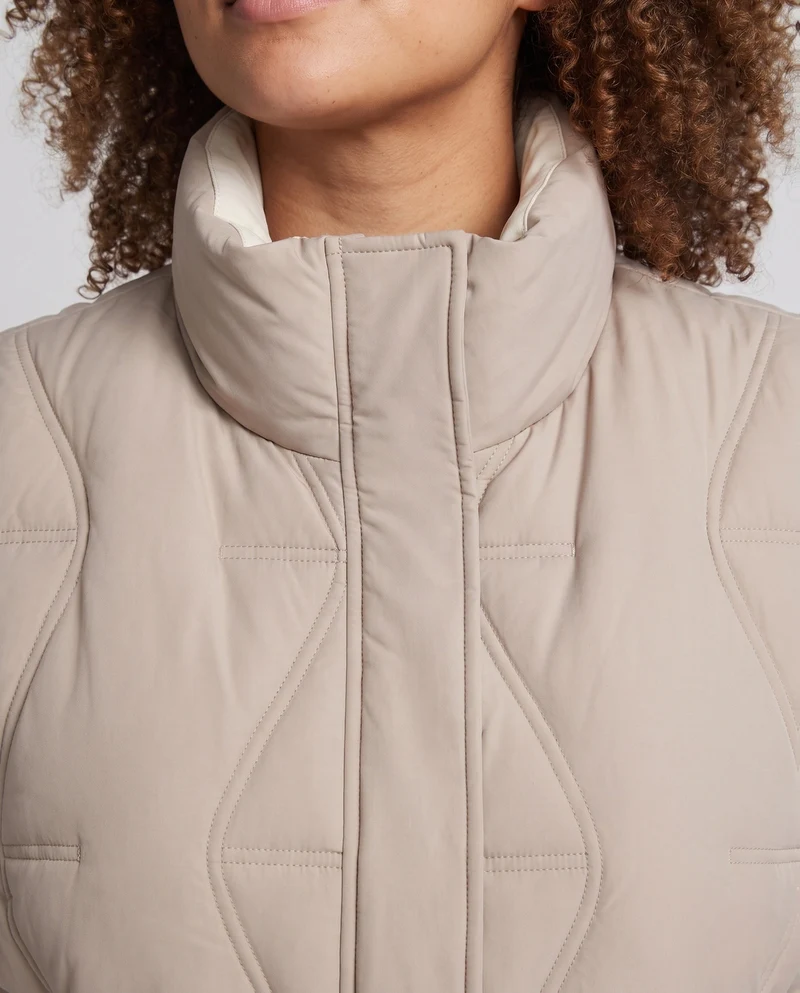 Damen leichte gepolsterte Outdoor gesteppte Weste mit asymmetrischer Frontpartie und seitlichem Kordelzug