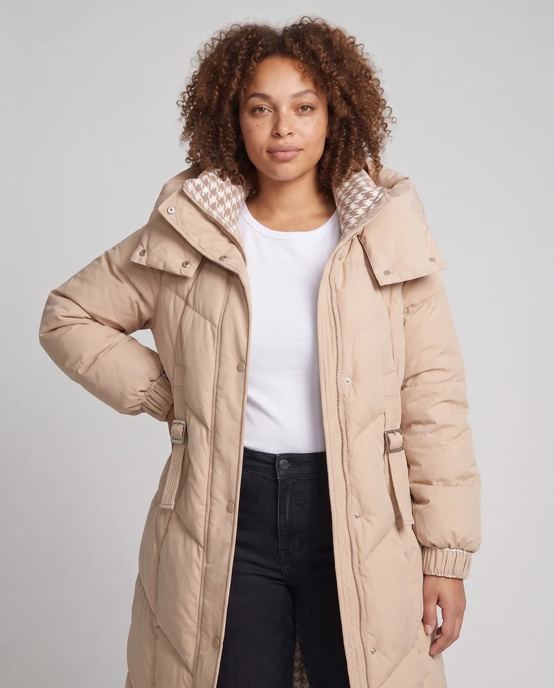 Damen mid-length Thermo Kapuzenmantel mit asymmetrischem Chevron-Steppdesign und winddichter Außenschicht