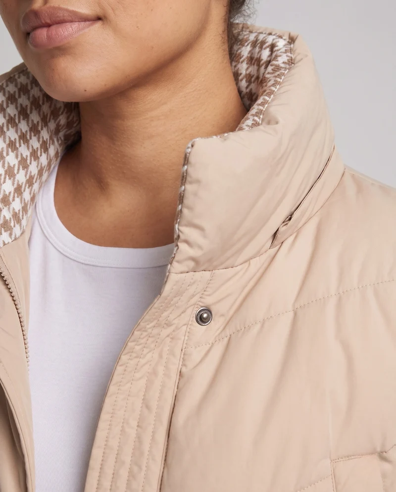 Damen mid-length Thermo Kapuzenmantel mit asymmetrischem Chevron-Steppdesign und winddichter Außenschicht