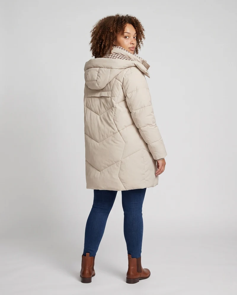 Damen mid-length Thermo Kapuzenmantel mit asymmetrischem Chevron-Steppdesign und winddichter Außenschicht