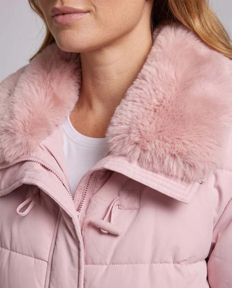 Damen moderne oversized Pufferjacke mit voluminösem Teddy-Kragen, verdecktem Zwei-Wege-Reißverschluss und verstellbarem Saum