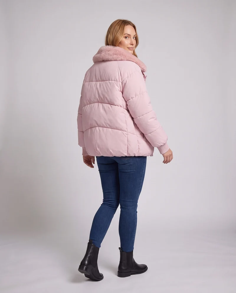 Damen moderne oversized Pufferjacke mit voluminösem Teddy-Kragen, verdecktem Zwei-Wege-Reißverschluss und verstellbarem Saum