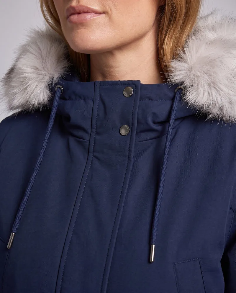 Damen Oversized-Parka mit voluminösem Kunstfellkapuze, multifunktionalen Taschen und thermischer Polsterung.