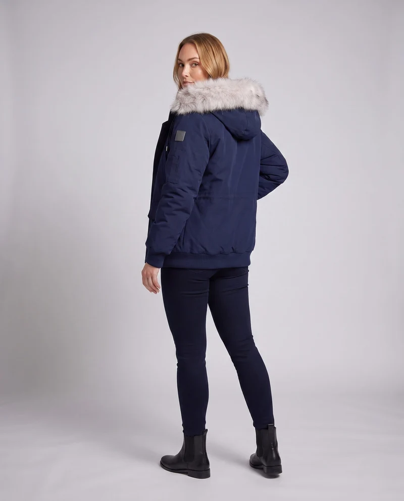 Damen Oversized-Parka mit voluminösem Kunstfellkapuze, multifunktionalen Taschen und thermischer Polsterung.