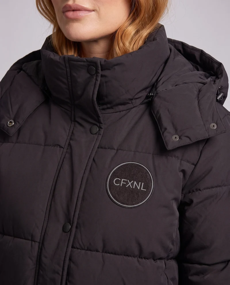 Damen übergroße kurze gesteppte Jacke mit hohem Stehkragen und dekorativer Patch-Applikation