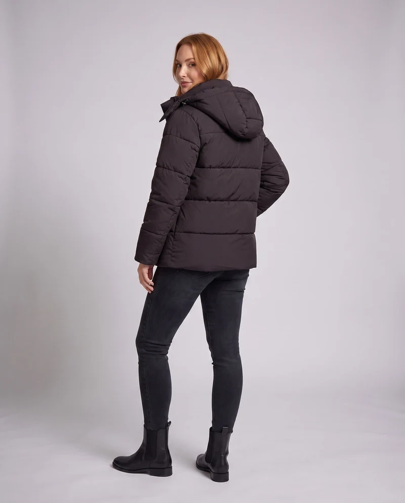 Damen übergroße kurze gesteppte Jacke mit hohem Stehkragen und dekorativer Patch-Applikation