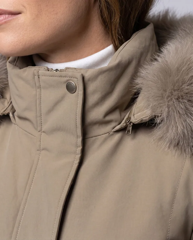 Damen Nan Thermo Parka mit voluminösem Kunstfellkragen, taillierendem Kordelzug und verdecktem Reißverschluss