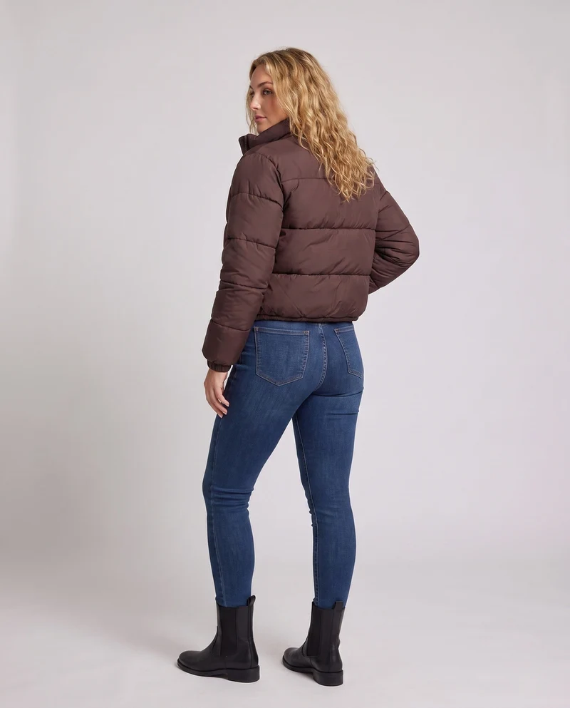 Damen ultraleichte kapuzenlose oversized Pufferjacke mit hohem Stehkragen, leiser Außenschicht und thermisch isolierender Füllung