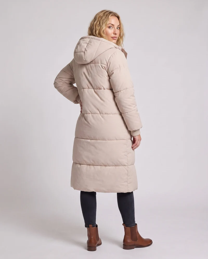 Damen Nan Ultra-Watt-beschichtete Longline-Pufferjacke mit ergonomischer Kapuze, verdecktem Druckknopfverschluss und thermoregulierender Isolierung