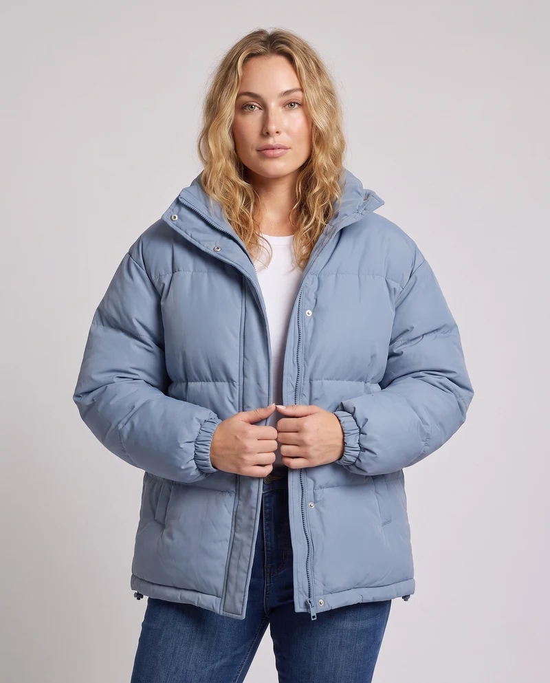 Damen urbane boxy Pufferjacke mit doppellagiger Kapuze und versteckter Druckknopf-Leiste