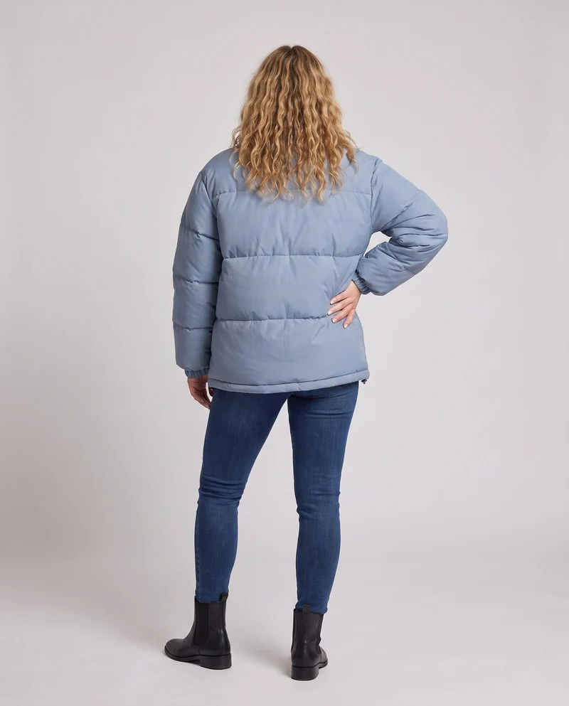 Damen urbane boxy Pufferjacke mit doppellagiger Kapuze und versteckter Druckknopf-Leiste