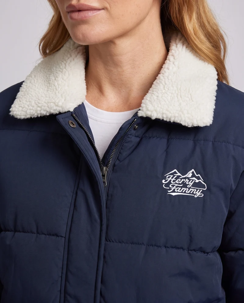 Damen städtischer boxy Puffer mit Sherpa-Schalkragen, gestepptem Quadratmuster und elastischen Rippbündchen