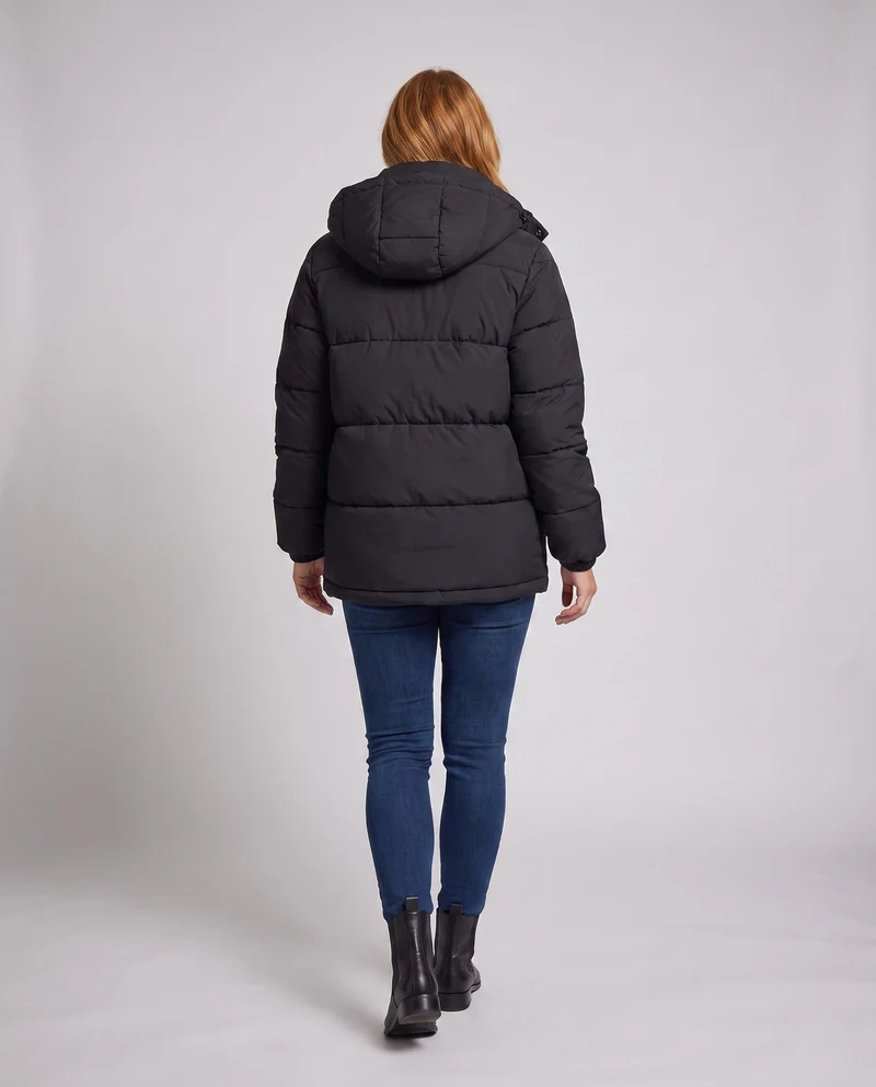 Damen urbane mid-lange Thermo-Pufferjacke mit Kapuze, verdeckter Frontleiste und geräumigen Einschubtaschen