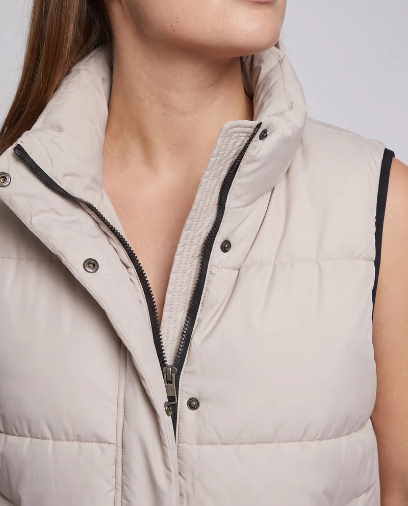 Damen nicht gepolsterte oversized gesteppte Weste mit hohem Kragen und Logo-Patches