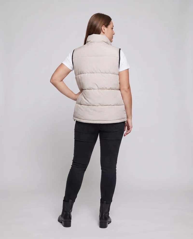 Damen nicht gepolsterte oversized gesteppte Weste mit hohem Kragen und Logo-Patches