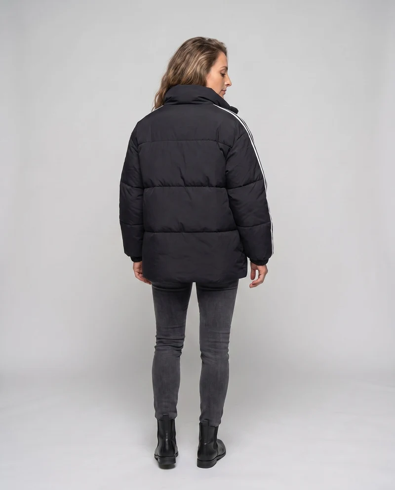 Unisex übergroße gesteppte Jacke mit Kontraststreifen an den Ärmeln, hochschließendem Kragen und Kapuzenblende