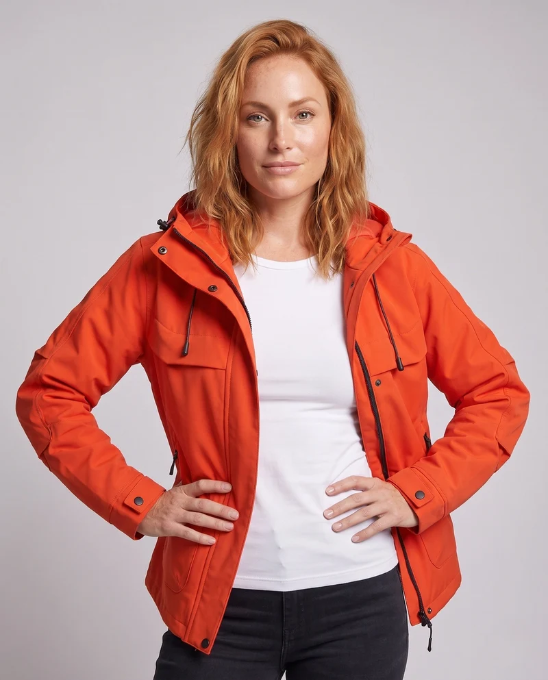 Damen leichte Outdoor Softshelljacke mit verstellbare Kapuze, verdecktem Reißverschluss und funktionalen Reißverschlusstaschen