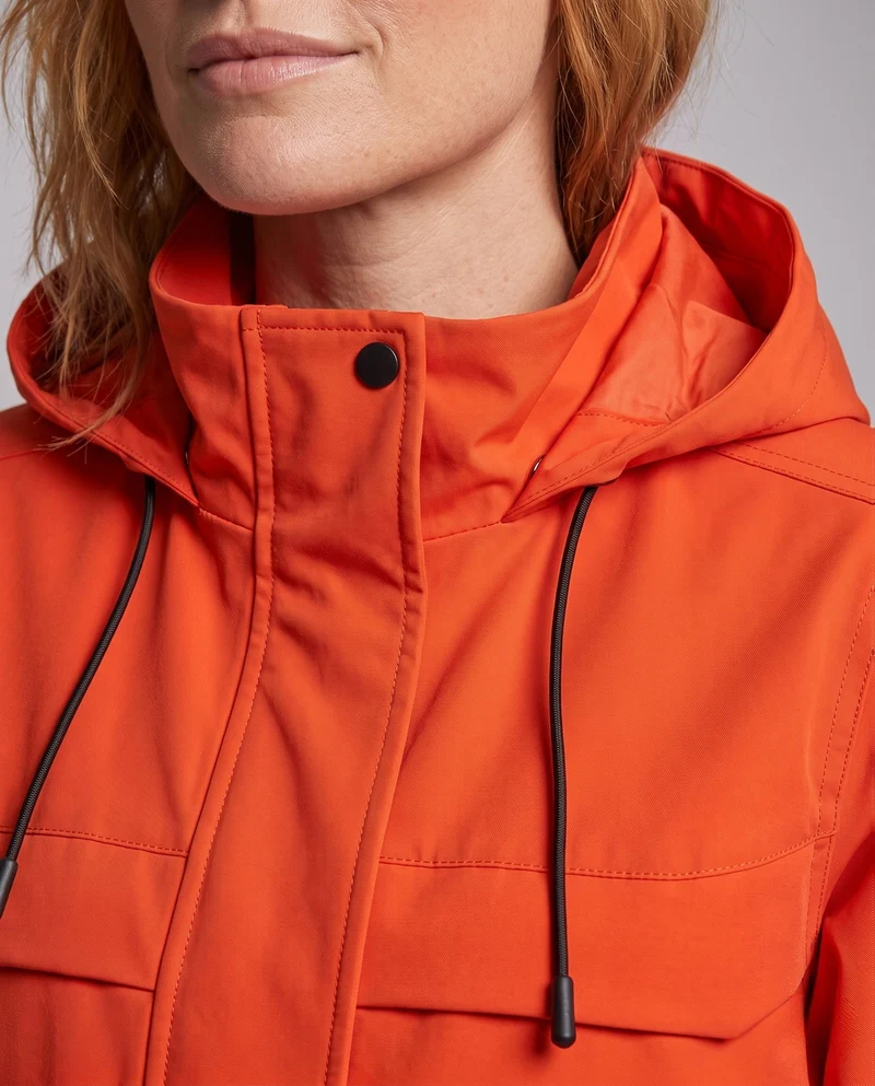 Damen leichte Outdoor Softshelljacke mit verstellbare Kapuze, verdecktem Reißverschluss und funktionalen Reißverschlusstaschen