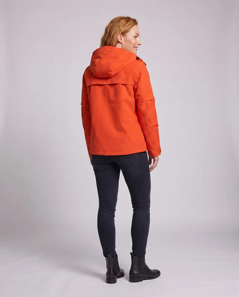Damen leichte Outdoor Softshelljacke mit verstellbare Kapuze, verdecktem Reißverschluss und funktionalen Reißverschlusstaschen