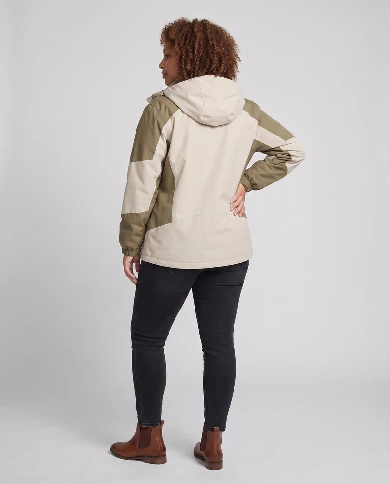 Damen Zwei-Lagen Softshell-Jacke mit weichem Fleecefutter, verstellbarer Kapuze und Raglanärmeln