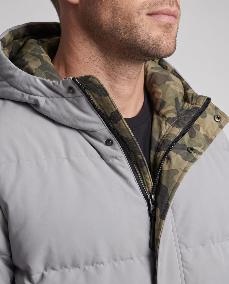 Kurzarm Thermo-Steppparka für Herren mit Kapuze, aufgesetzten Klappentaschen, verdeckter Knopfleiste und camouflaged gefüttertem Innenraum