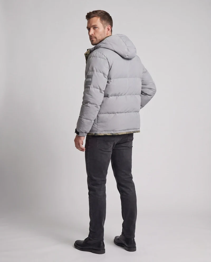 Kurzarm Thermo-Steppparka für Herren mit Kapuze, aufgesetzten Klappentaschen, verdeckter Knopfleiste und camouflaged gefüttertem Innenraum
