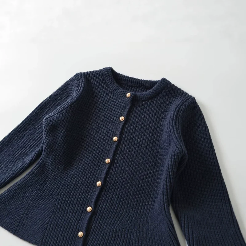 Damen Strickjacke mit tailliertem, ausgestelltem Saum und Zierknopfleiste Drune