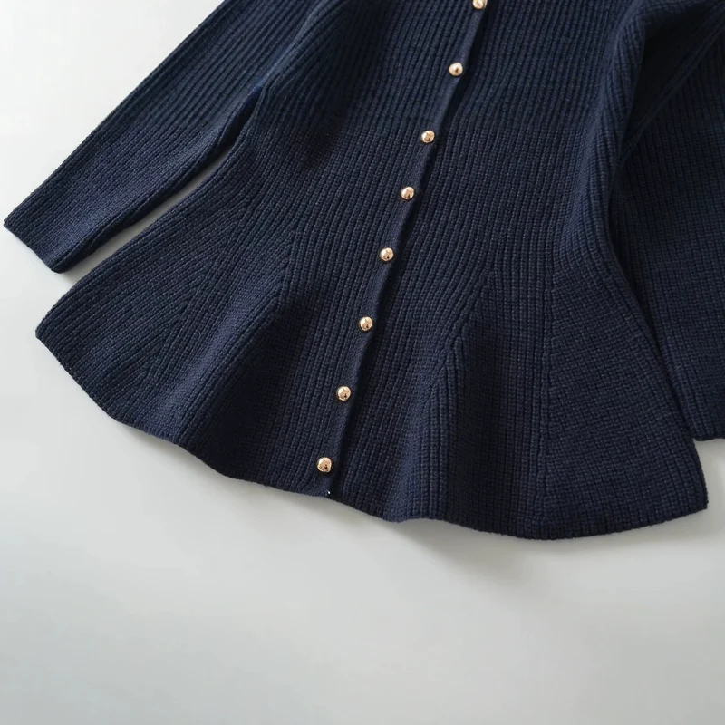 Damen Strickjacke mit tailliertem, ausgestelltem Saum und Zierknopfleiste Drune