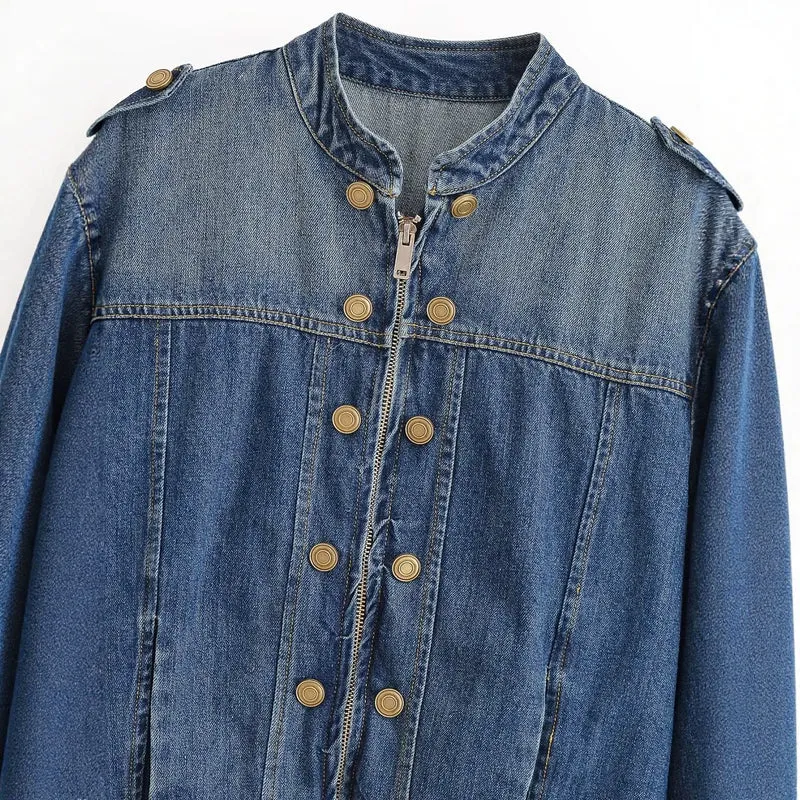 Damen Jeansjacke im Military‑Stil mit Stehkragen, doppelter Zierknopfleiste und Schulterklappen Drune