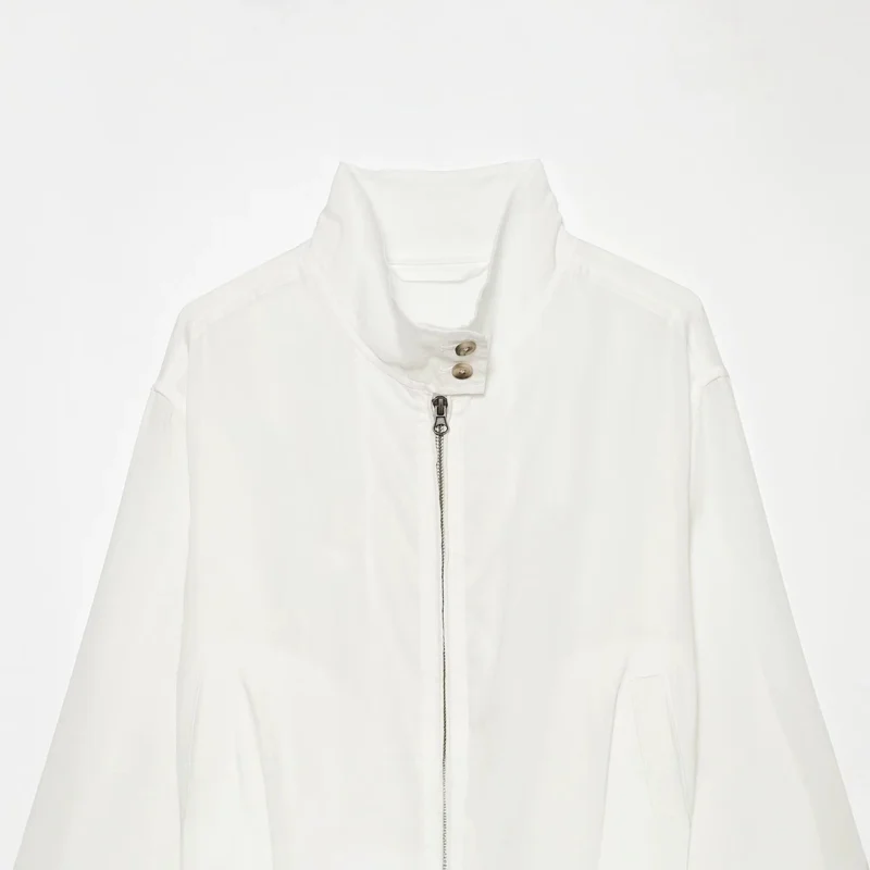 Damen Kurzerblouson im minimalistischen Clean‑Look mit hohem Stehkragen und elastischem Bund Drune