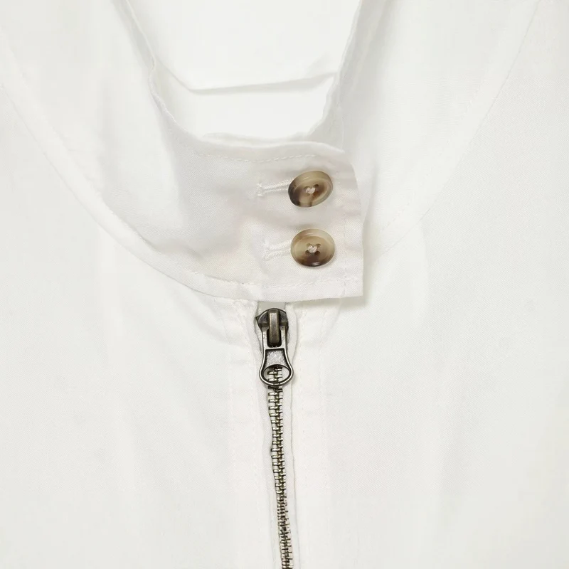 Damen Kurzerblouson im minimalistischen Clean‑Look mit hohem Stehkragen und elastischem Bund Drune